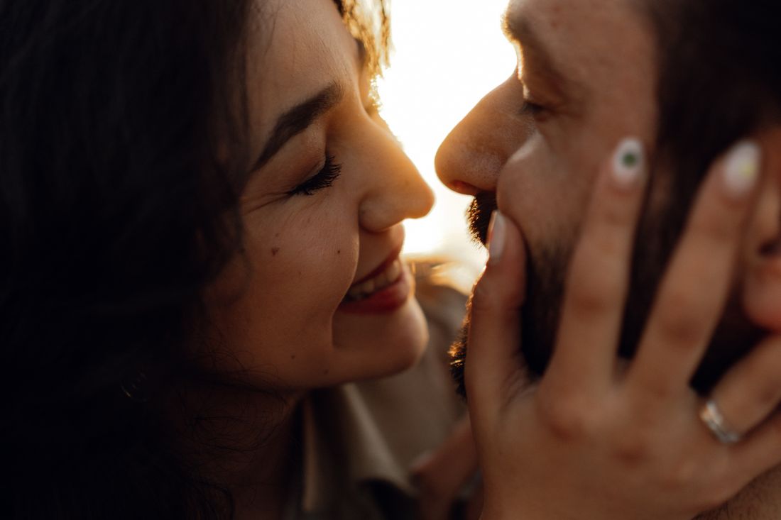 Una pareja muy cerca, a punto de reconciliarse
